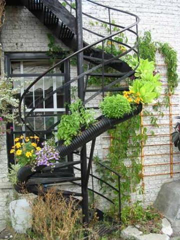 Staircase Decor Idea No. 8 : used plants in staircase decor 